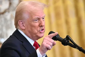 Trump anuncia aranceles del 25% a todos los autos que se exporten a EU a partir del 2 de abril