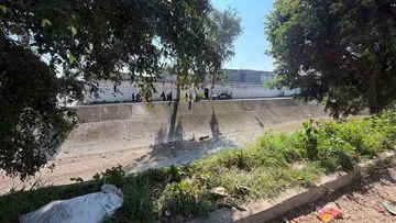 Autoridades investigan hallazgo de hombre en canal de aguas negras de Naucalpan