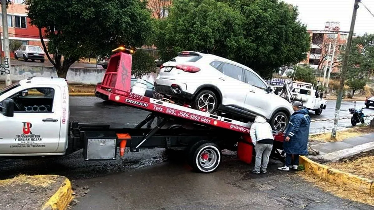 Cuautitlán Izcalli: camioneta chocó contra camellón