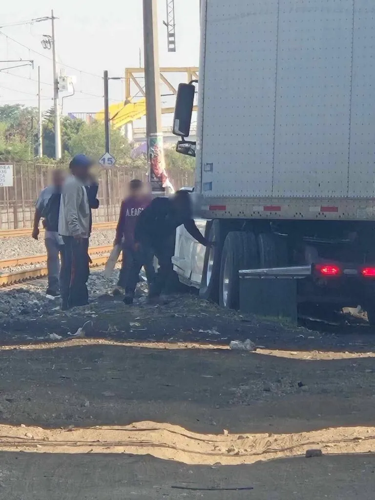 Tráiler quedó peligrosamente varado a un costado del tren suburbano en Cuautitlán