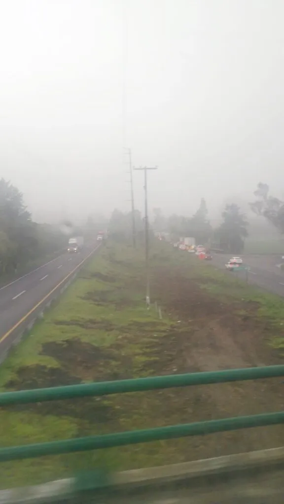 Auto sale del camino en la Toluca-Atlacomulco [VIDEO]