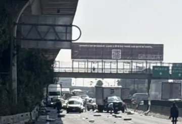 Camión tira bloques de unicel y derriba vallas en la autopista México-Querétaro