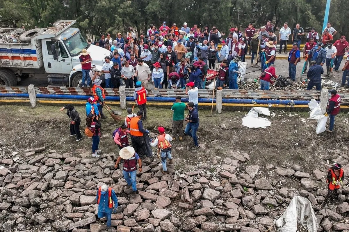 Retiran toneladas de basura de la presa Los Cuartos en Naucalpan
