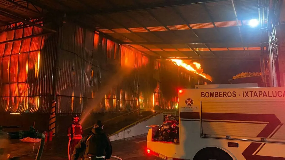 Incendio en fábrica de Ixtapaluca moviliza a cuerpos de emergencia
