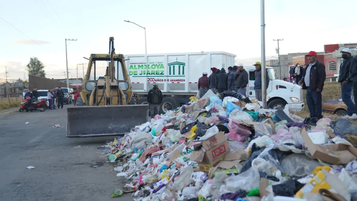 Retiran toneladas de basura acumuladas en Colinas del Sol | La Jornada ...