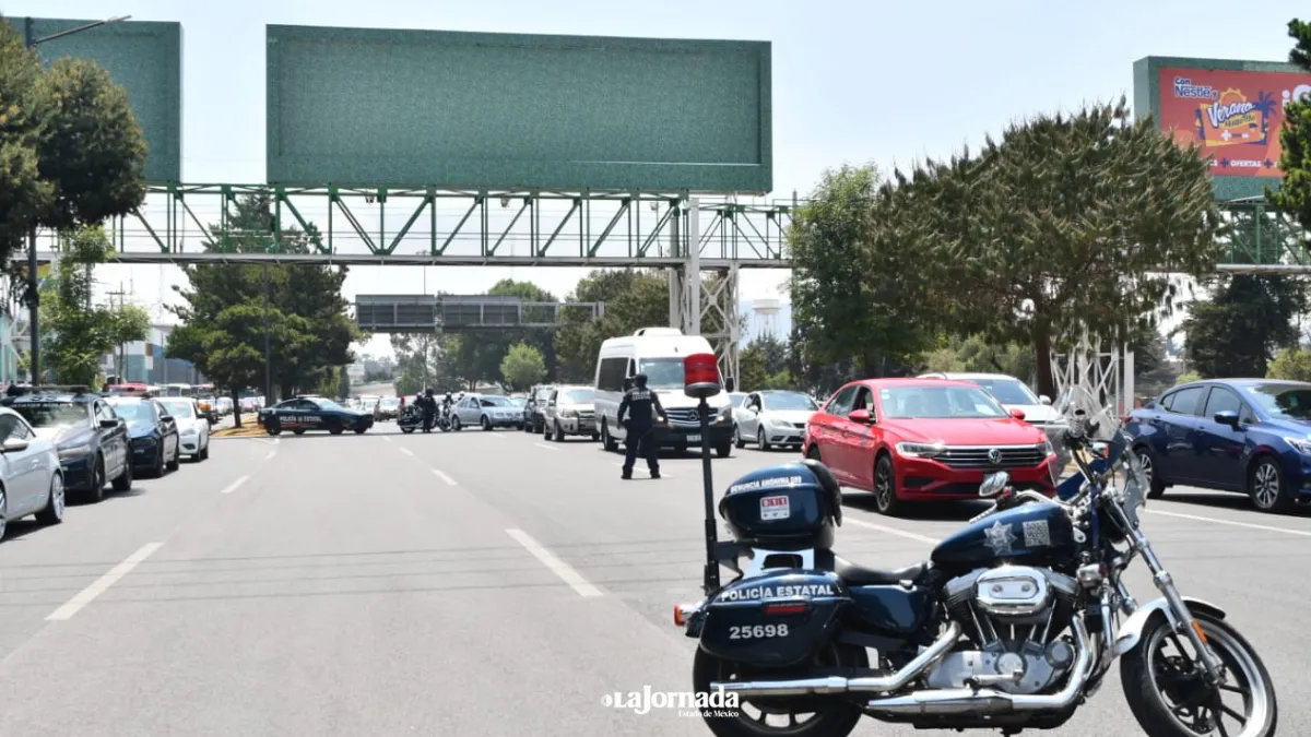Bloquean paseo Tollocan, exigen encontrar a persona
