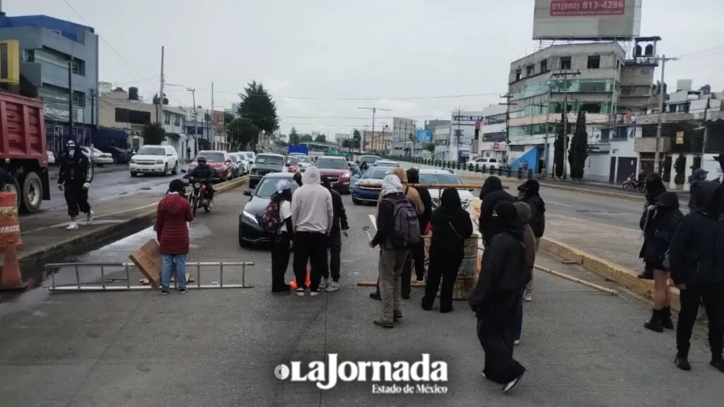 UAEMéx: Bloquean calles para exigir destitución de directora de Geografía