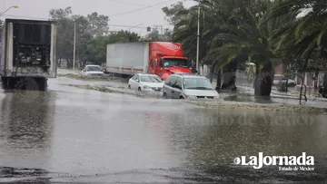 (VIDEO) Fuerte lluvia causa afectaciones en Nezahualcóyotl