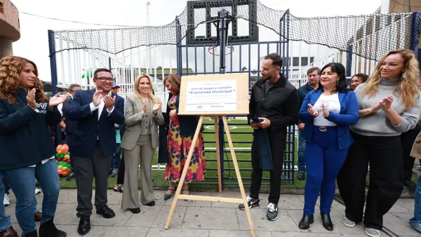 Huixquilucan entrega rehabilitación de cancha de futbol y juegos infantiles de la explanada municipal