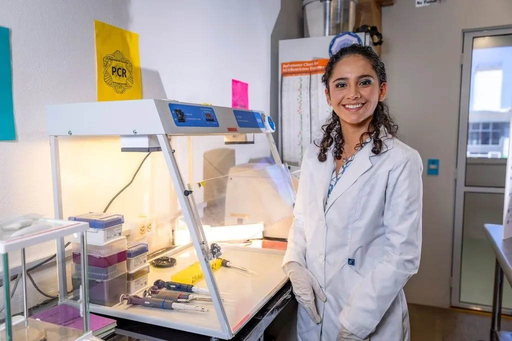 Para tratamiento de lesiones en médula espinal, estudiante de UAEMéx analiza función de gen asociado con crecimiento y reparación celular