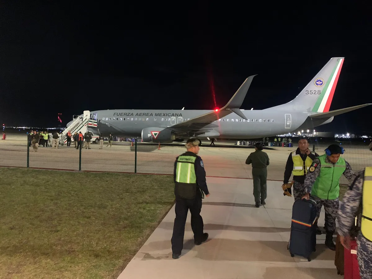 “¡Viva México!” corean connacionales provenientes de Israel a su llegada