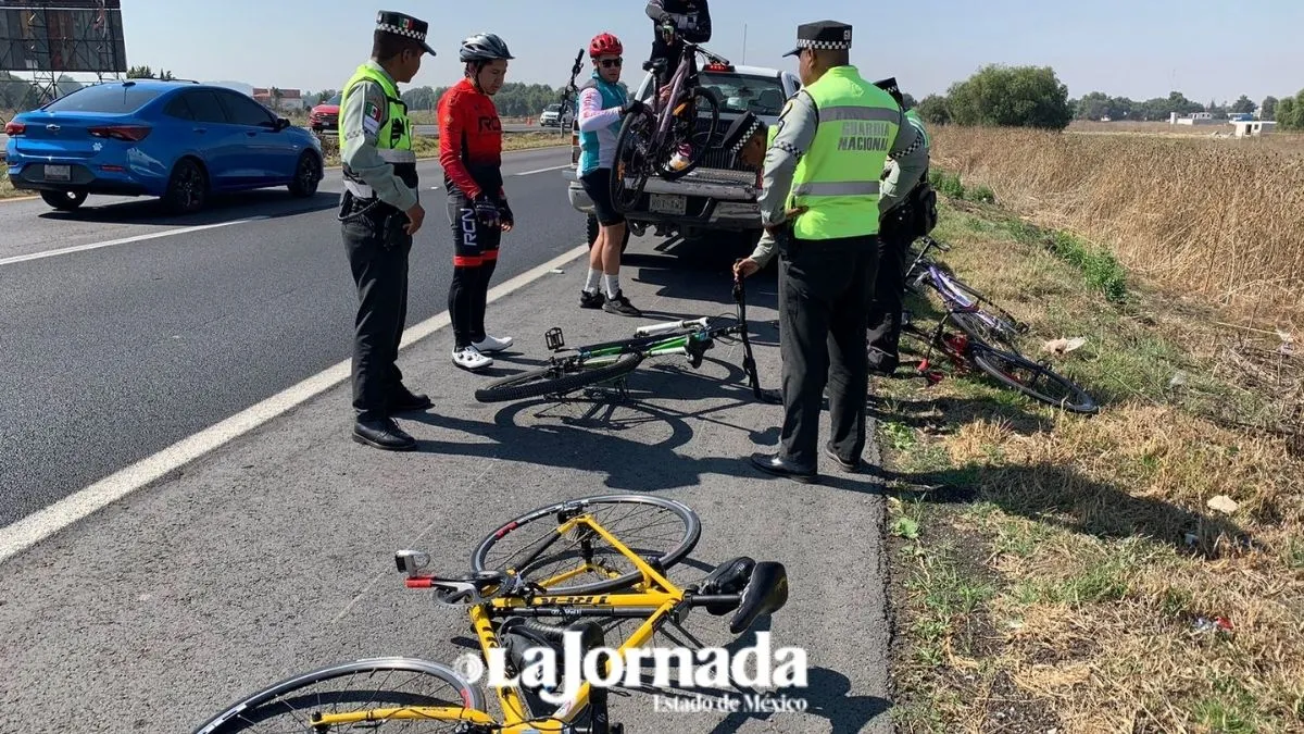 Ciclistas son arrollados en la México-Pirámides; uno murió