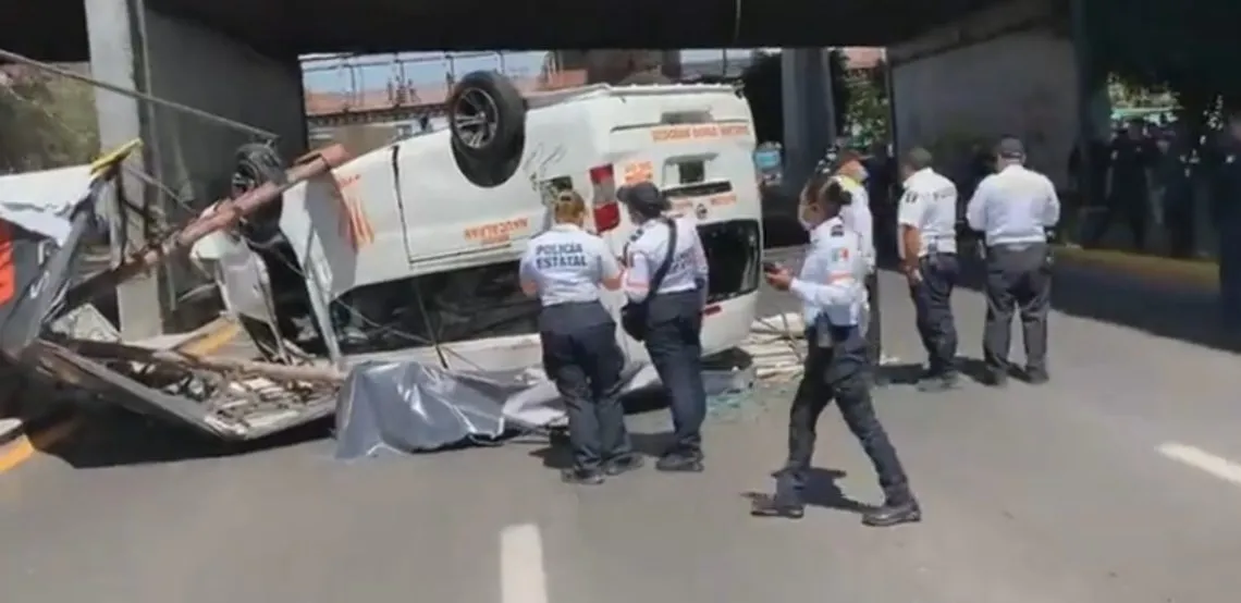 Cae combi de pasajeros del puente a Periférico,  en Tlalnepantla