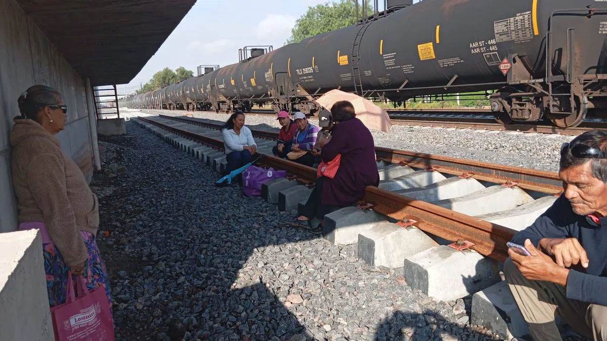 Acuerdan diálogo con vecinos de Tultepec por suspensión a obras del Tren Suburbano