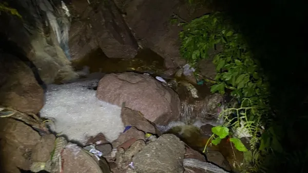 Elementos de Protección Civil llevaron a cabo labores de limpieza y retiro de piedras y escombros.