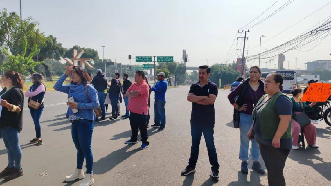 Tlalnepantla: Bloquean avenida Jinetes por destitución de un director