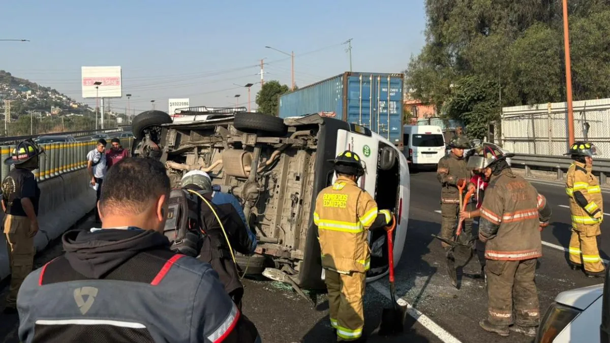 Combi vuelca tras reventarse una llanta en la México-Pachuca
