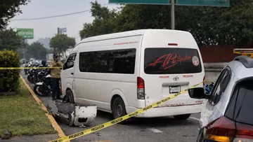 Combi realiza vuelta prohibida y termina con la vida de un motociclista en Tlalnepantla