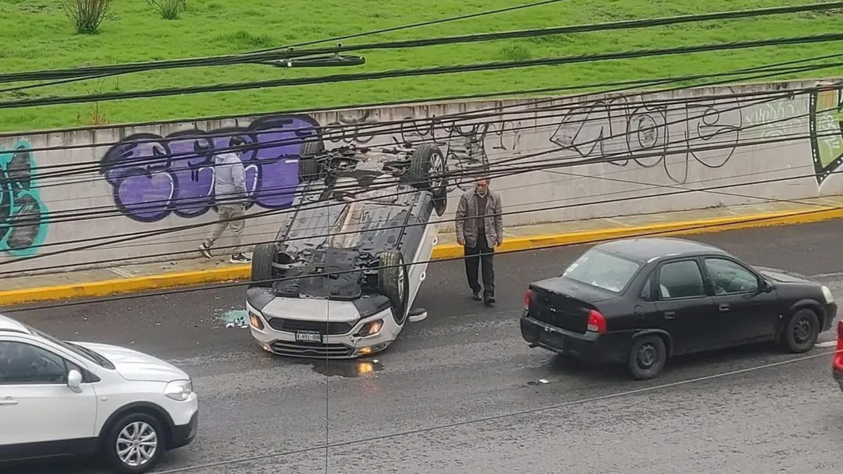 Volcadura en Las Torres complica acceso a Toluca y terminal del Tren Interurbano