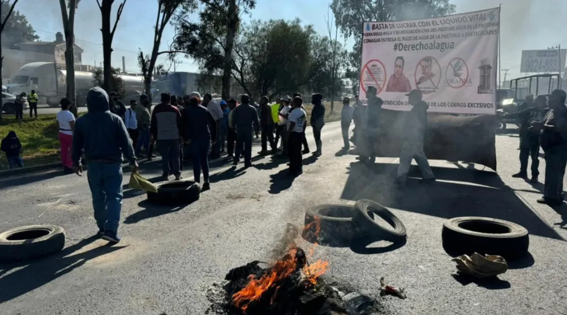 Atenco: Bloquean la Texcoco-Lechería, pobladores exigen entrega de pozo