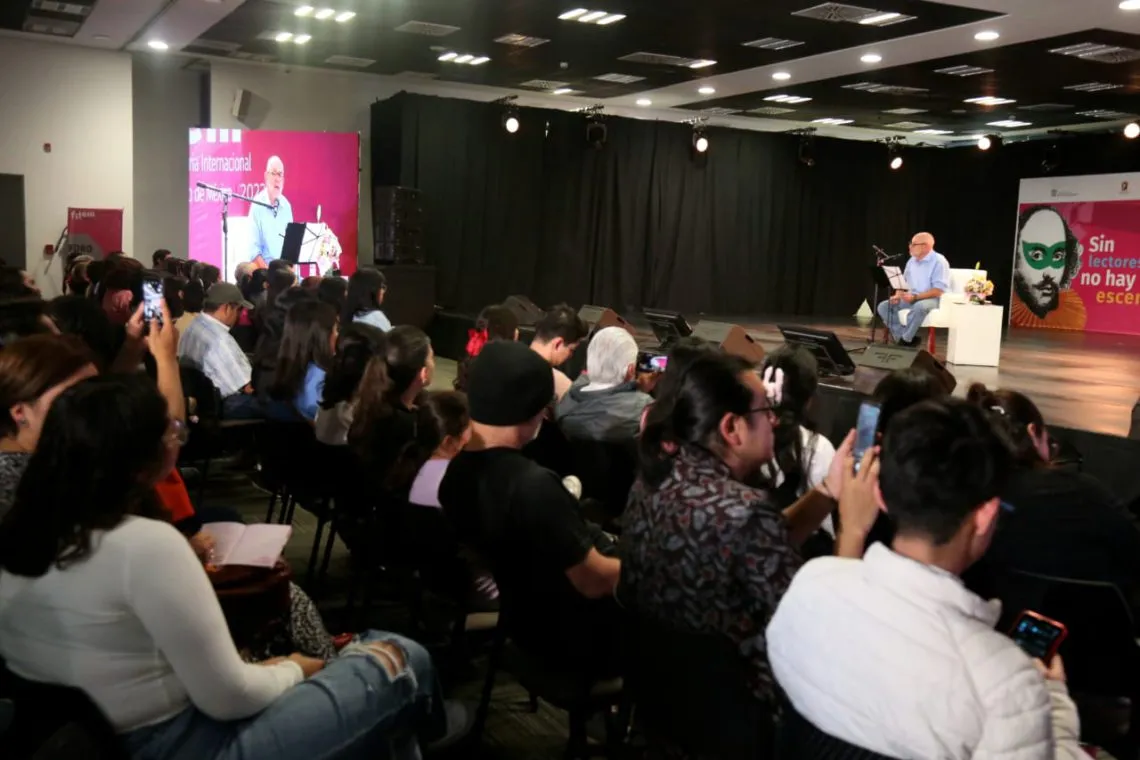 Benito Taibo presenta poesía en voz alta en FILEM 2023