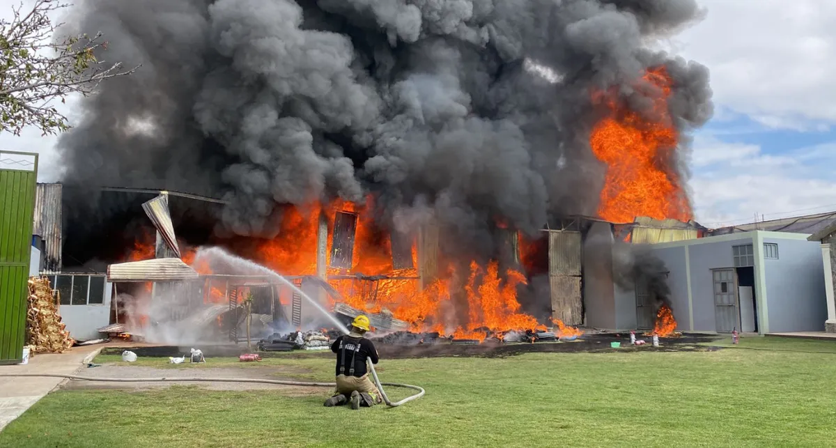 Texcoco: Se registra incendio en inmueble de Santiago Cuautlalpan