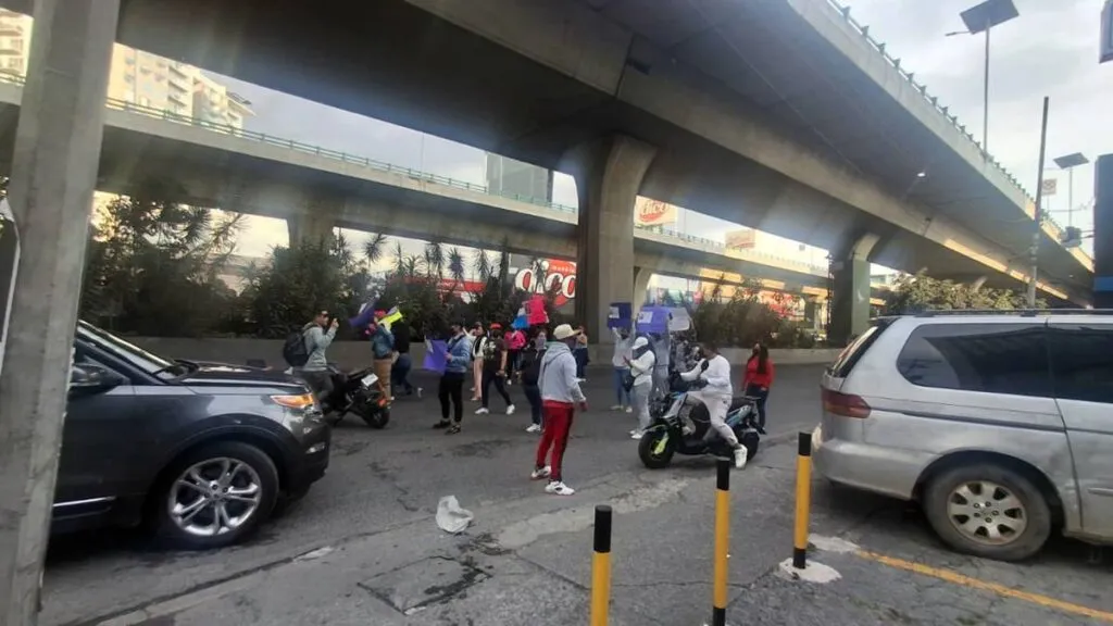 Naucalpan: Bloqueo en Periférico por desaparición de Kimberly