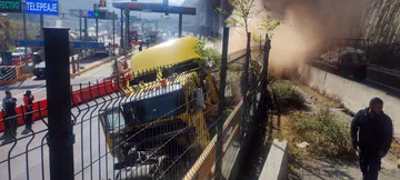 Trailer choca sobre la México- Toluca, afecta a varios autos