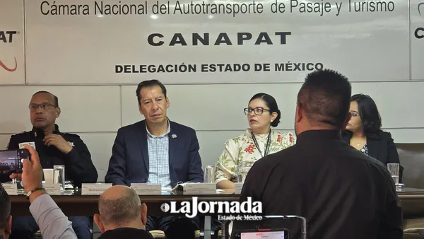 Transportistas contribuyen a realizar trabajos de bacheo en Toluca