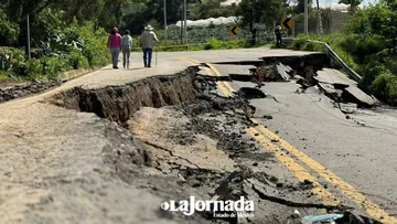 Cumple 48 horas hundimiento de la Tenango-Tenancingo sin vía alternas y población sigue cruzándola