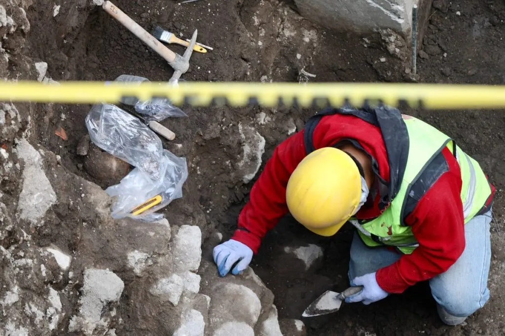 [FOTOS] CDMX tiene nueva zona arqueológica tras hallazgo del INAH en Calzada Flotante, corredor peatonal al Metro Chabacano