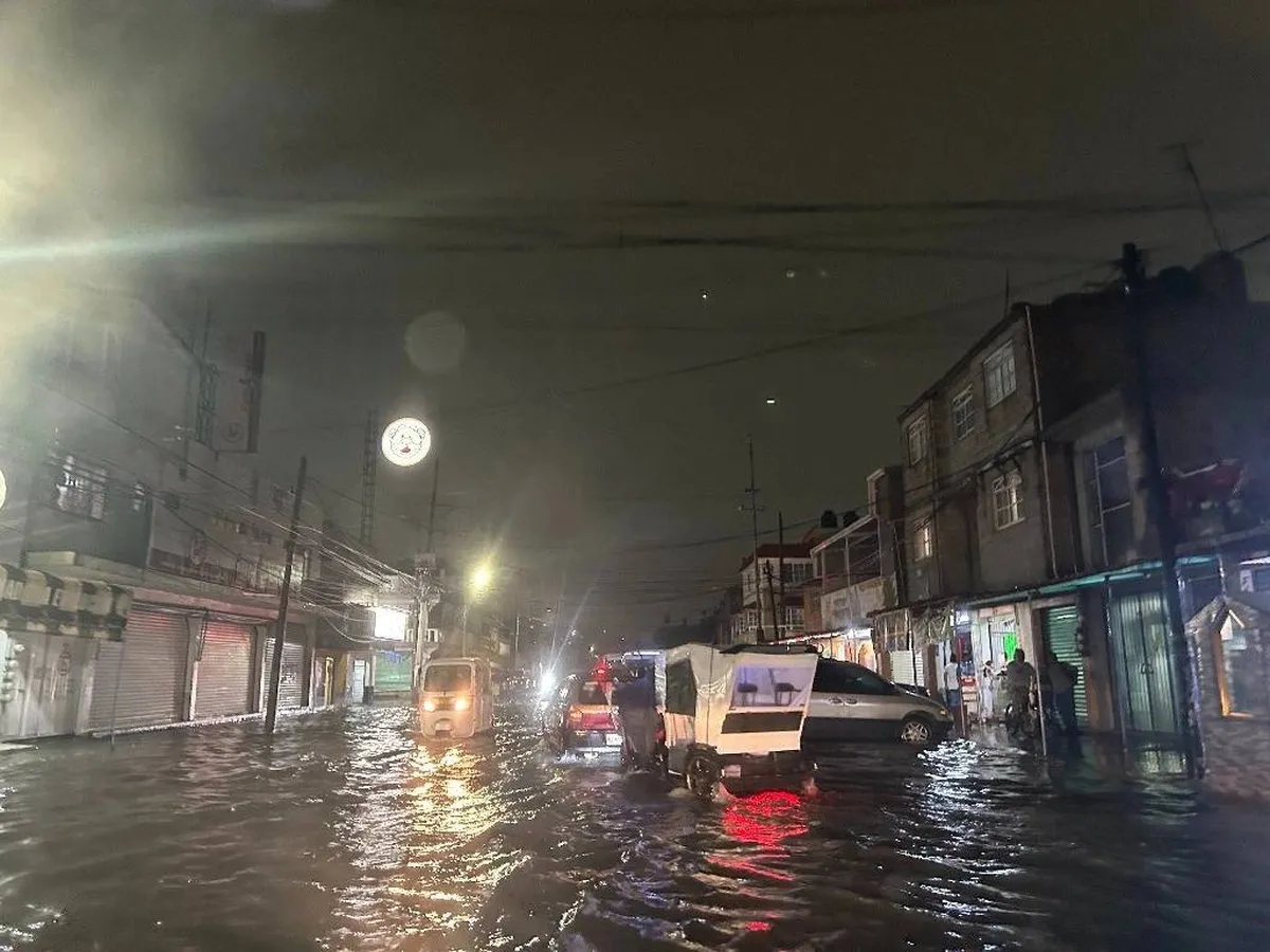 Fuertes lluvias colapsan vialidades en Edomex