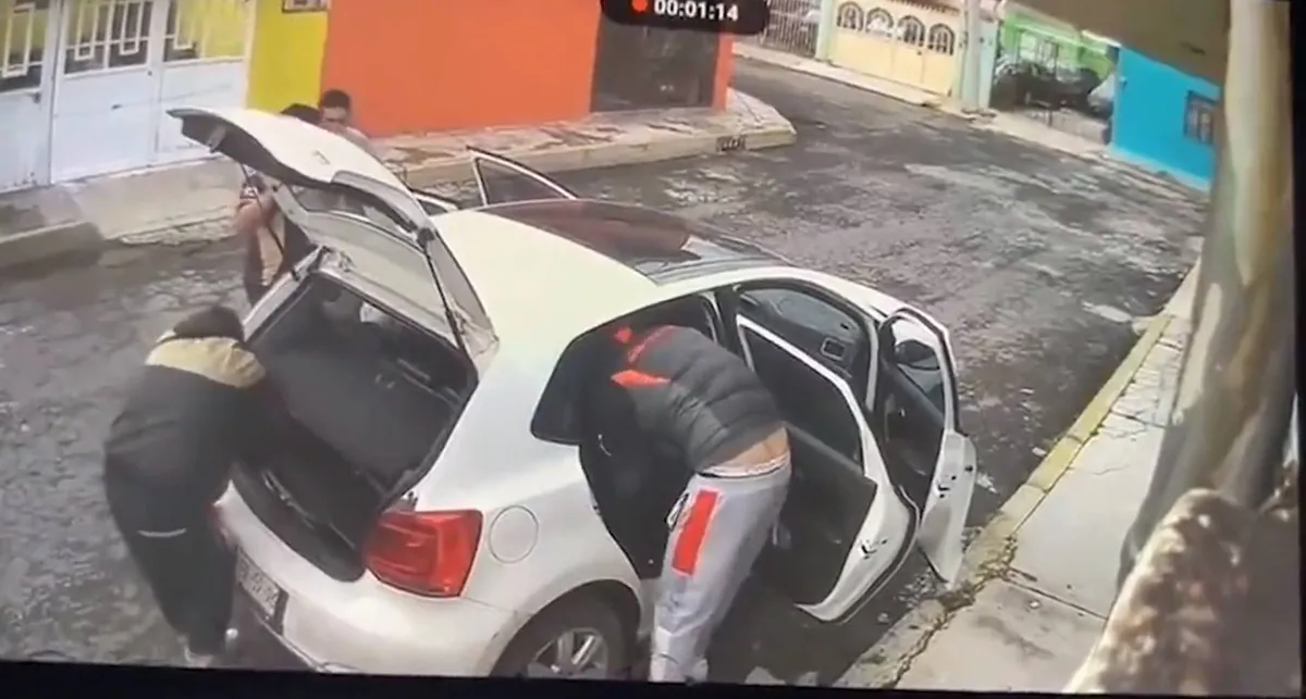 Tultitlán: Captan a sujetos armados robando pertenencias de auto