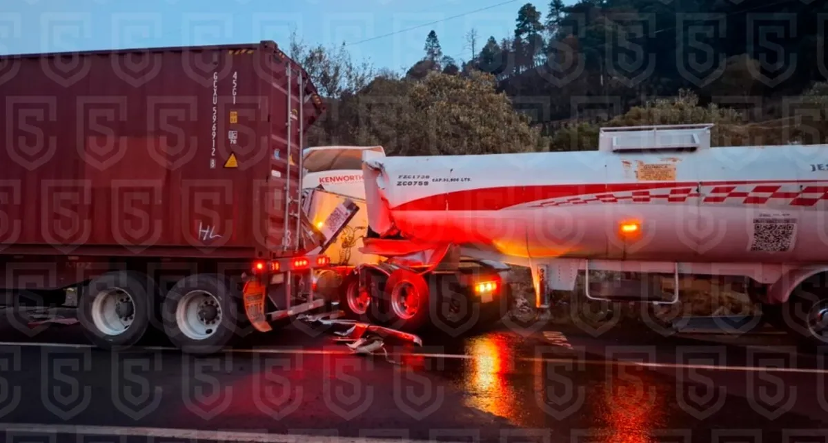 Cierre total por choque en la Toluca-Naucalpan hoy 16 de abril