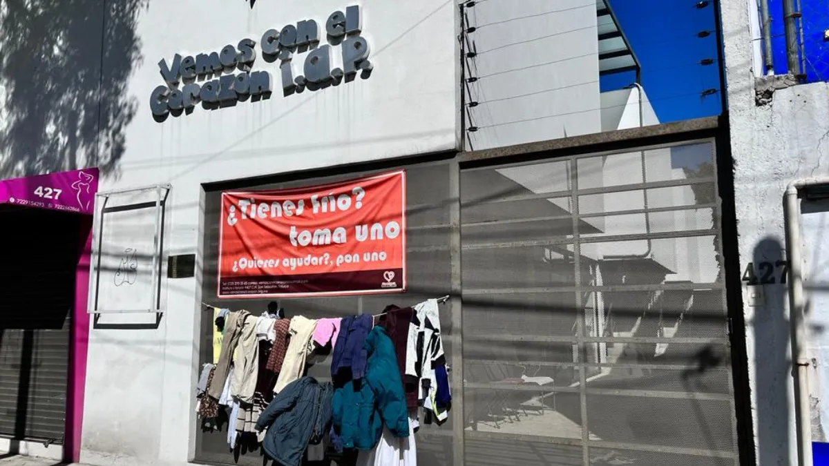 “Vemos con el corazón” coloca tendedero de chamarras en Toluca para personas de bajos recursos
