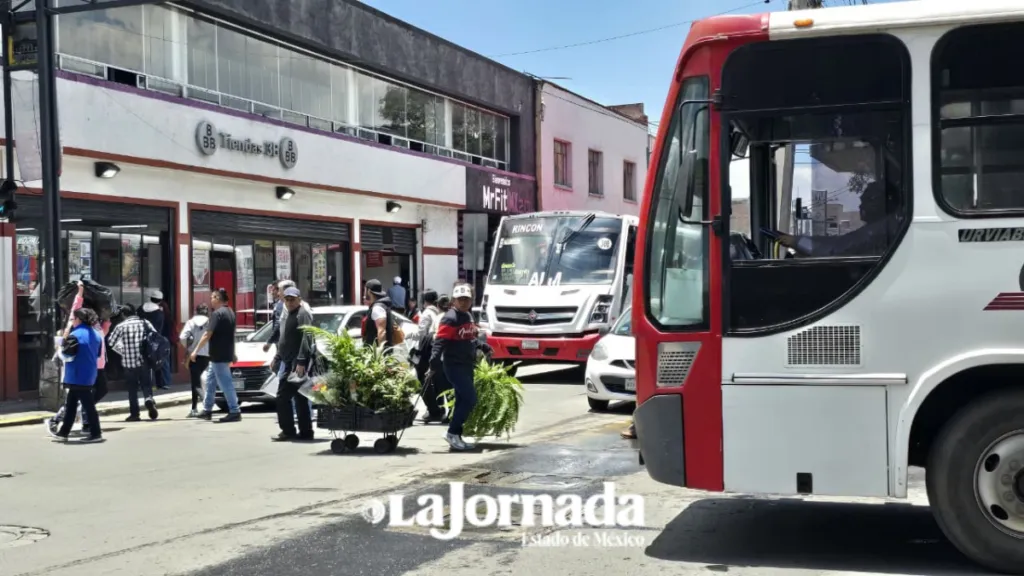 ​La ley del más fuerte en el transporte en el Centro Histórico de Toluca