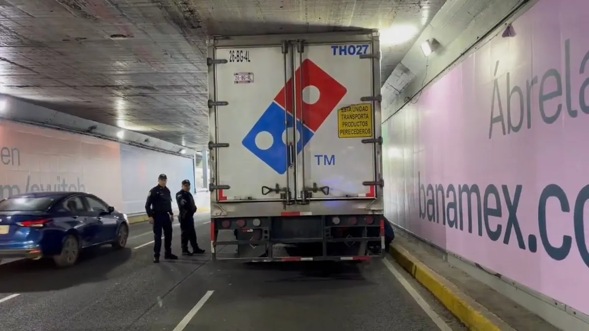 Tráiler atorado en bajo puente del Viaducto Miguel Alemán genera caos vial