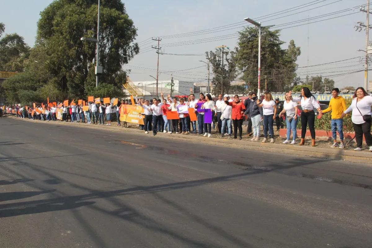 Mujeres exigen un alto a la violencia con cadena humana en carretera México Texcoco