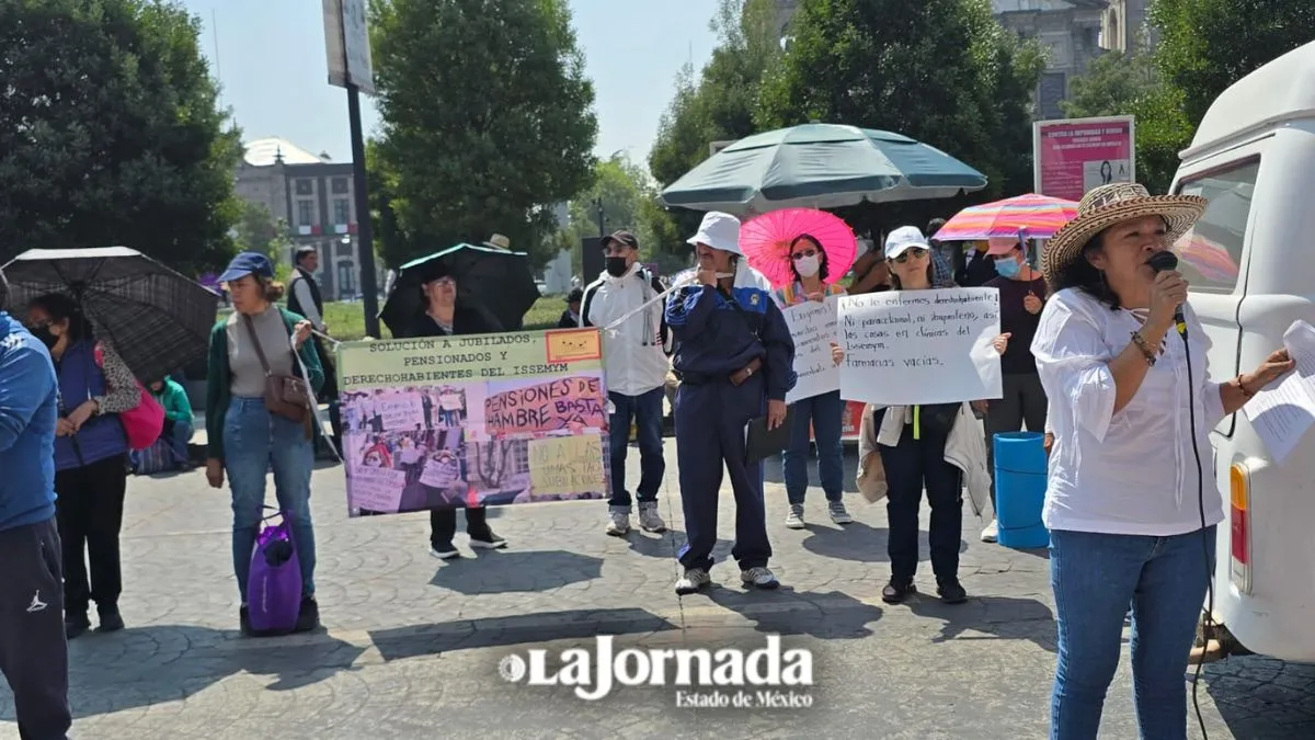Pensionados y jubilados de ISSEMyM bloquean Lerdo en Toluca.