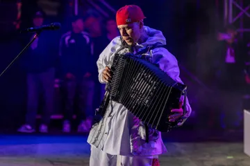 La explanada del Mercado Juárez se convirtió en escenario de una multitudinaria noche de rap; jóvenes y familias asistieron al concierto del artista mexicano.