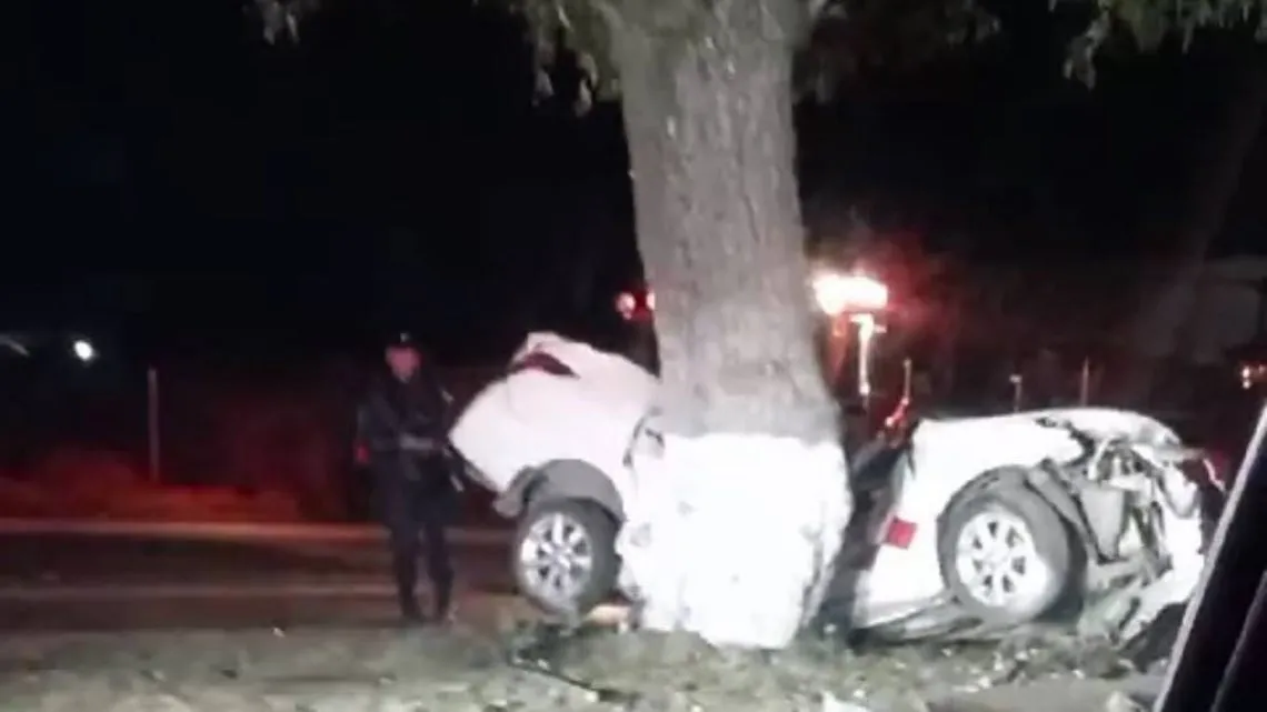Calzada al Pacífico:  Taxi choca contra árbol, hay dos muertos