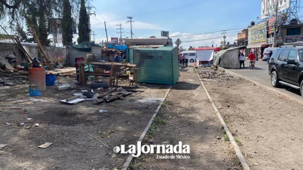 Chicoloapan inicia limpieza y retiro de puestos semifijos en vías para tren ligero