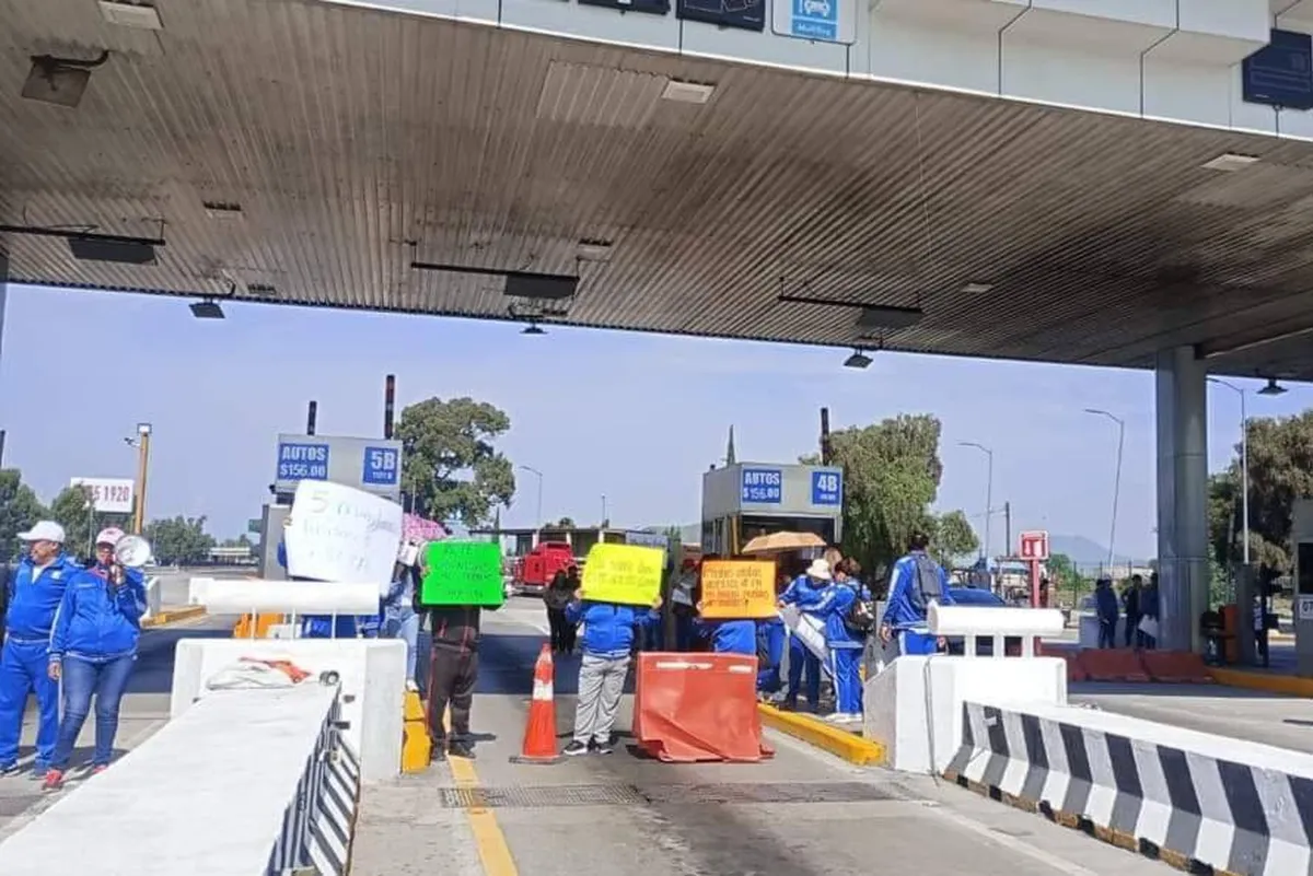 Maestros bloquean caseta en la México-Puebla