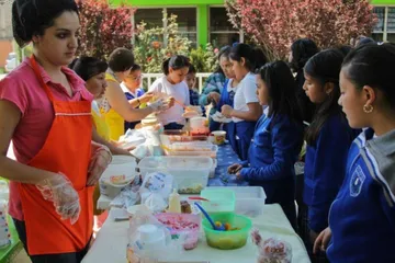 Es pertinente aclarar que la convocatoria son para alumnas y alumnos inscritos en escuelas particulares incorporadas a SEIEM, en los niveles preescolar, primaria, secundaria general y secundaria técnica. Foto: La Jornada