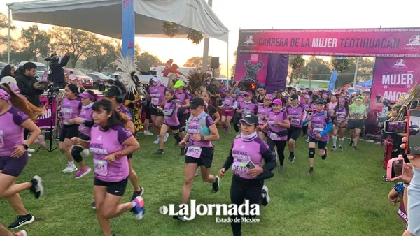 Mujeres de medicina corren en Teotihuacán