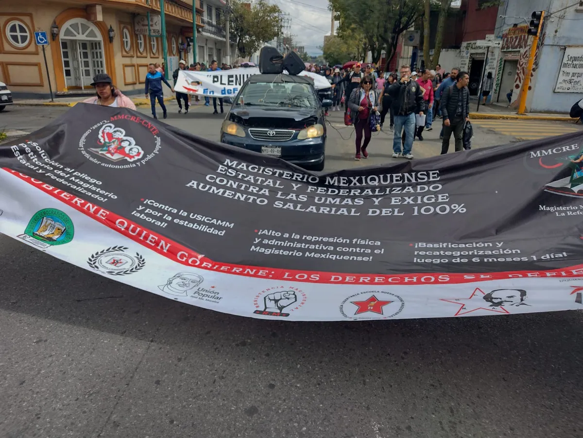 Maestros se dirigen al centro de Toluca, exigen basificaciones y recursos