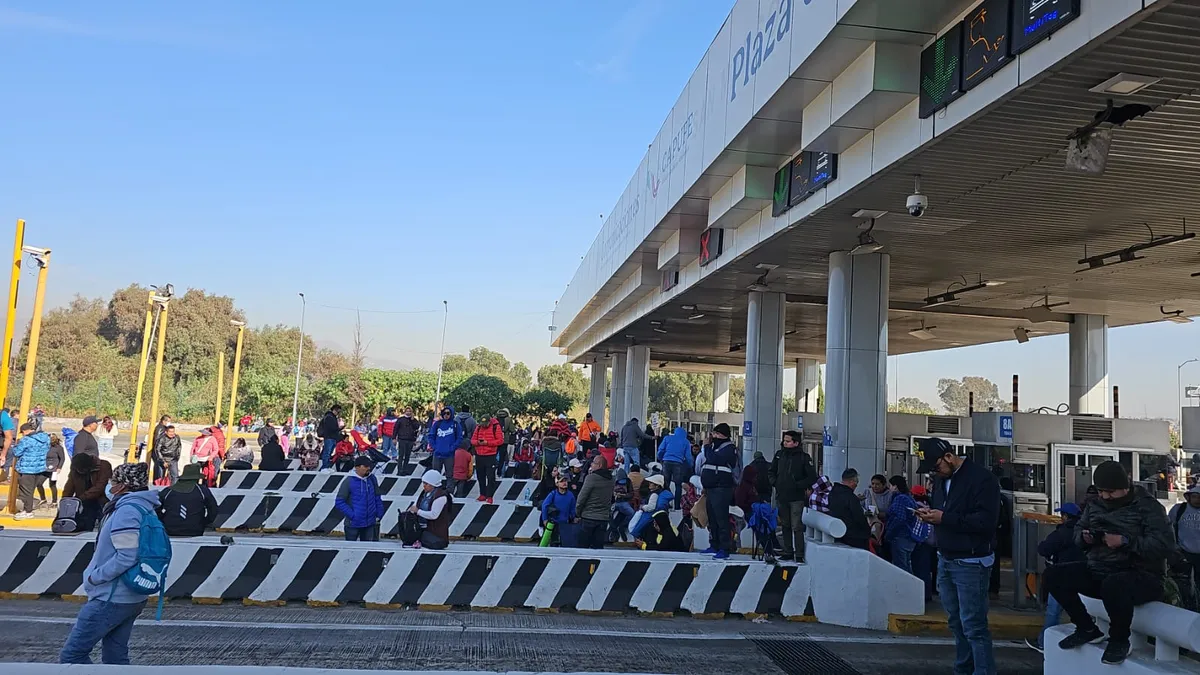 Maestros de la CNTE dan paso libre en la caseta de la México-Puebla