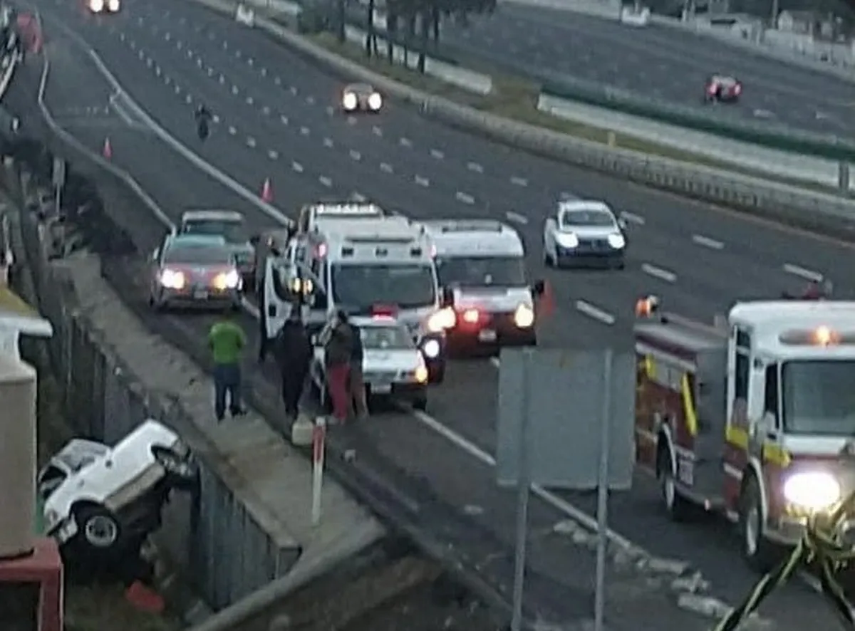 Muere persona al salir camioneta de la autopista México-Pachuca