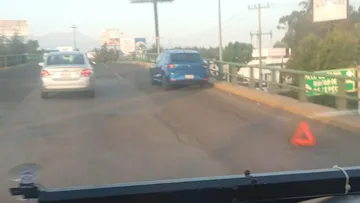 Auto con llanta ponchada afecta la circulación en Paseo Tollocan
