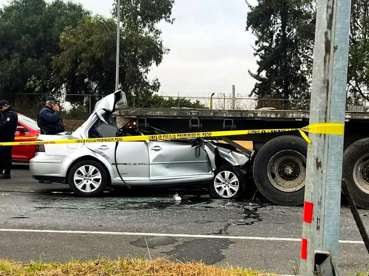 En carretera Naucalpan-Ecatepec: muere una persona al chocar su auto con un trailer